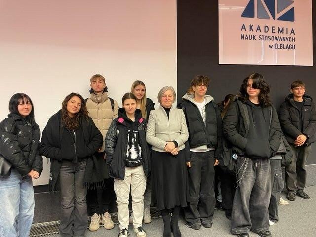 Uczniowie z IV LO na wykładzie z psychologii