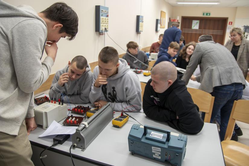 Uczniowie poznali tajniki oświetlenia elektrycznego