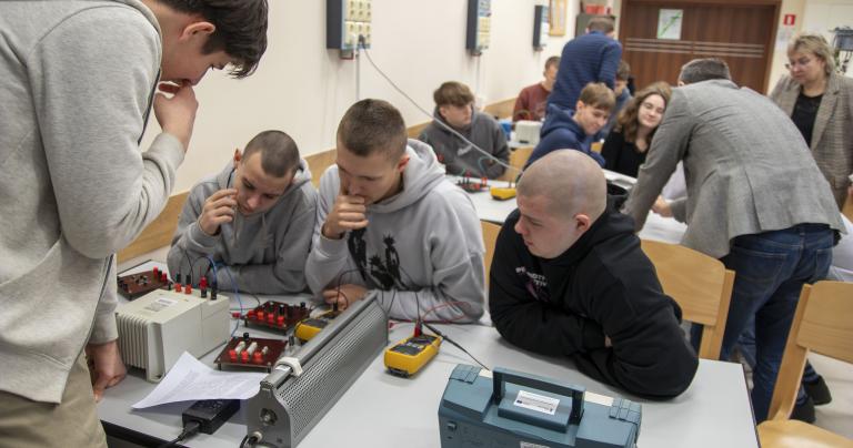 Uczniowie poznali tajniki oświetlenia elektrycznego