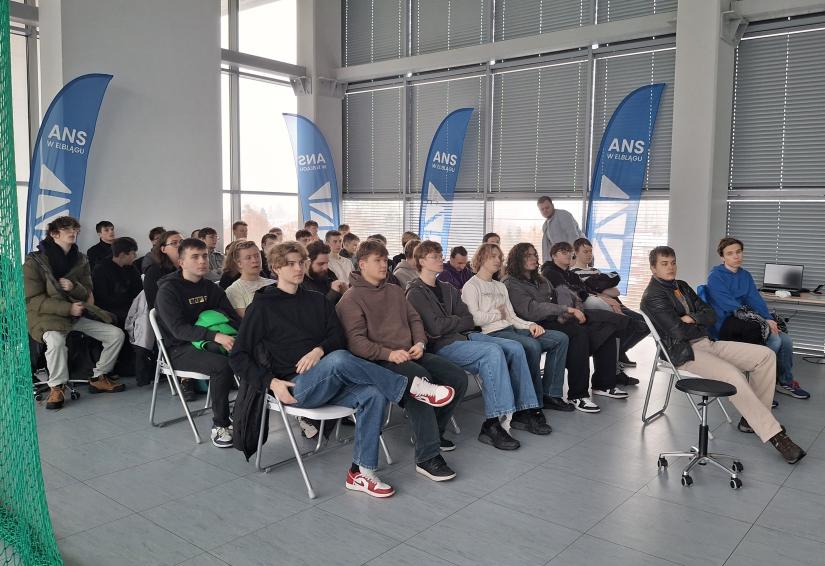 Wizyta przyszłych techników informatyków ZSM w pracowniach IIS ANS