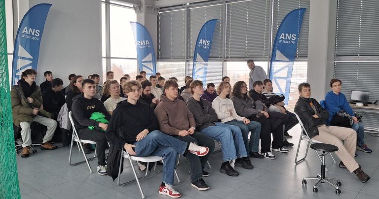 Wizyta przyszłych techników informatyków ZSM w pracowniach IIS ANS