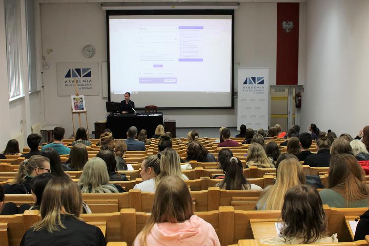Studenci w Skansenie Pszczelarskim