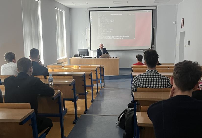 Wykład z kryptografii i bezpieczeństwa system&oacute;w UNIX dla uczni&oacute;w szk&oacute;ł ponadpodstawowych